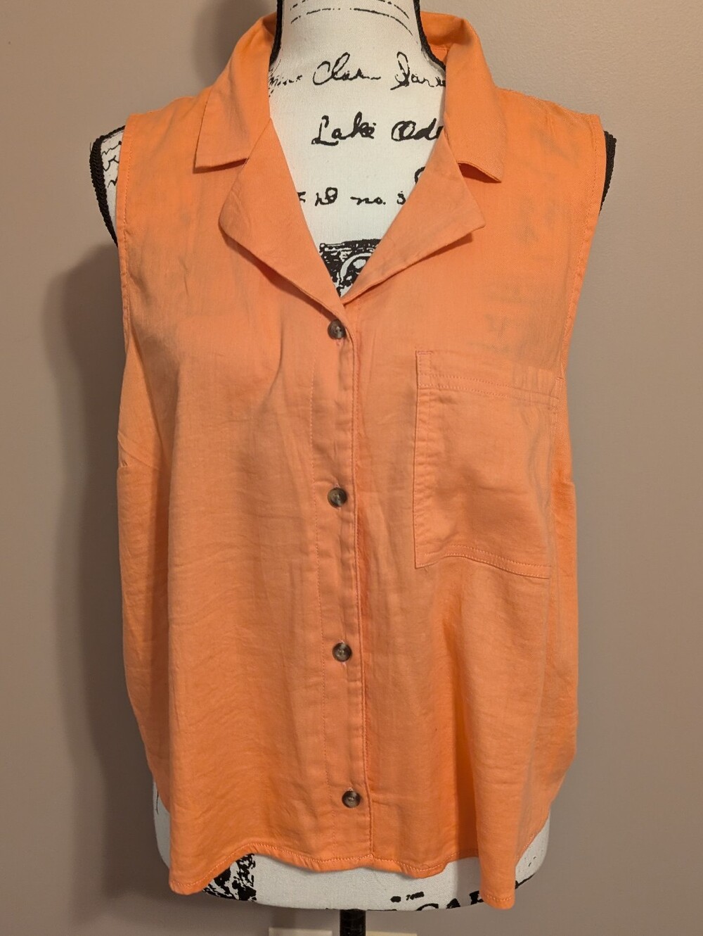SO Sleeveless Button-Down Cropped Top in Peach